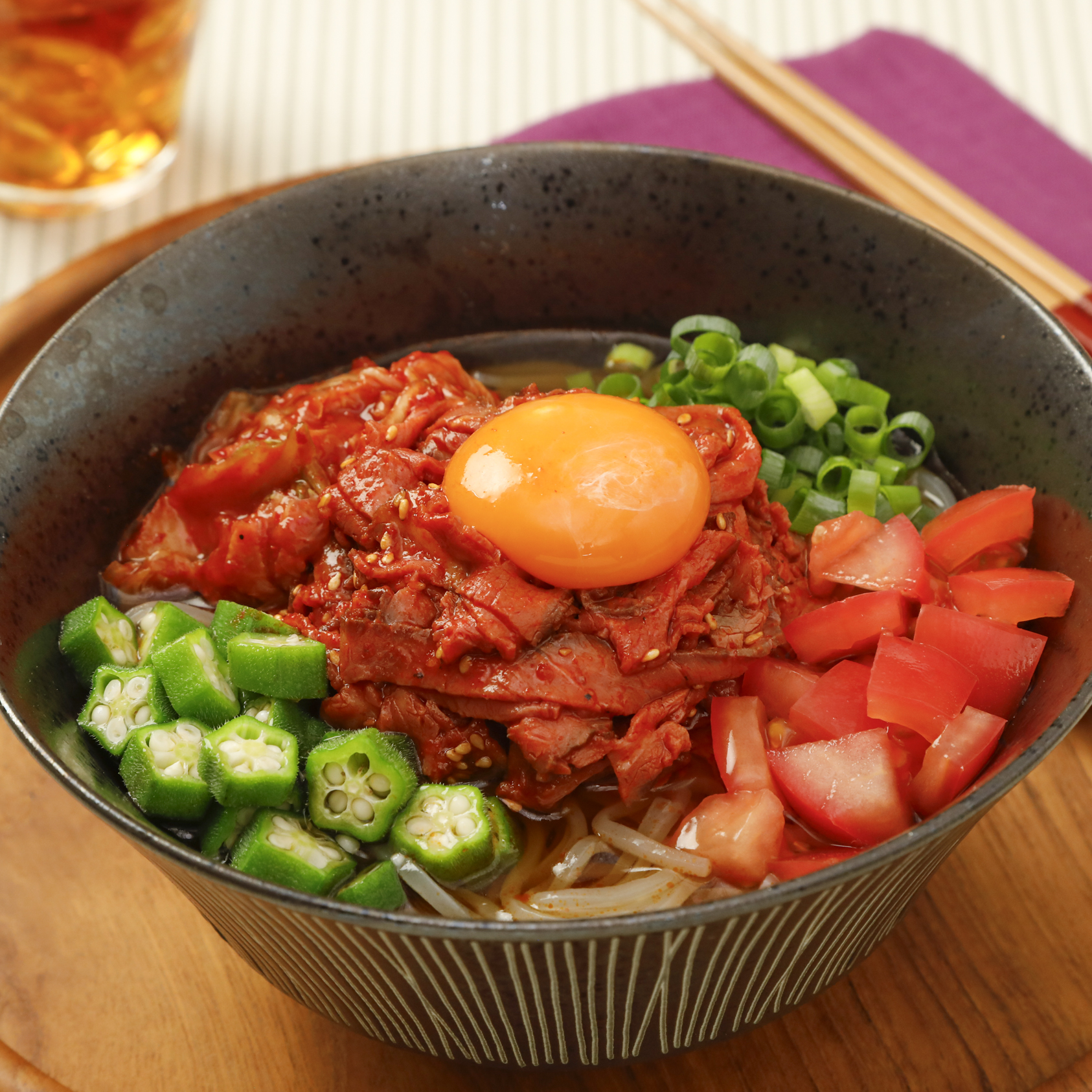 ローストビーフユッケと夏野菜のピリ辛冷麺 サムネイル画像